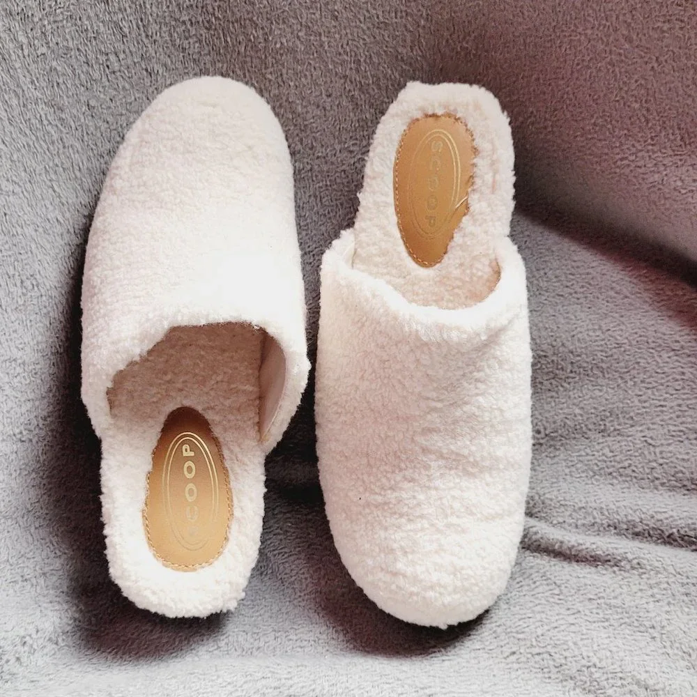 Fur white clog with studs on the side Size 7 - Picture 1 of 6
